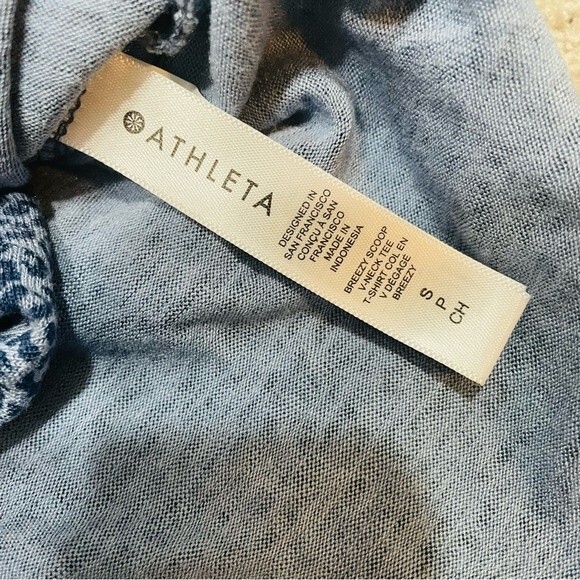 Athleta Blue Leopard Breezy V-neck Modal T-Shirt Size S - Picture 7 of 12